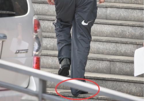 裤腿|王一博防出糗挽裤腿,系蝴蝶结瘸腿走路,看到粉丝装酷营业打招呼