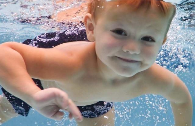  身边|妈妈带娃过马路，下一秒被撞飞10米远，网友：这妈故意的吧？