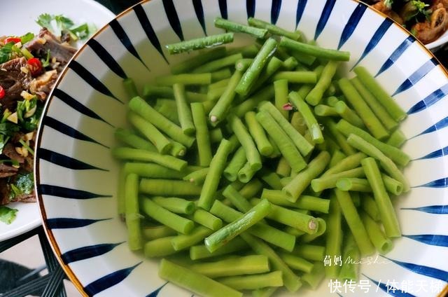 开心|一家四口的晚餐，妈妈做了三菜一汤，简单营养味美，家人吃着开心