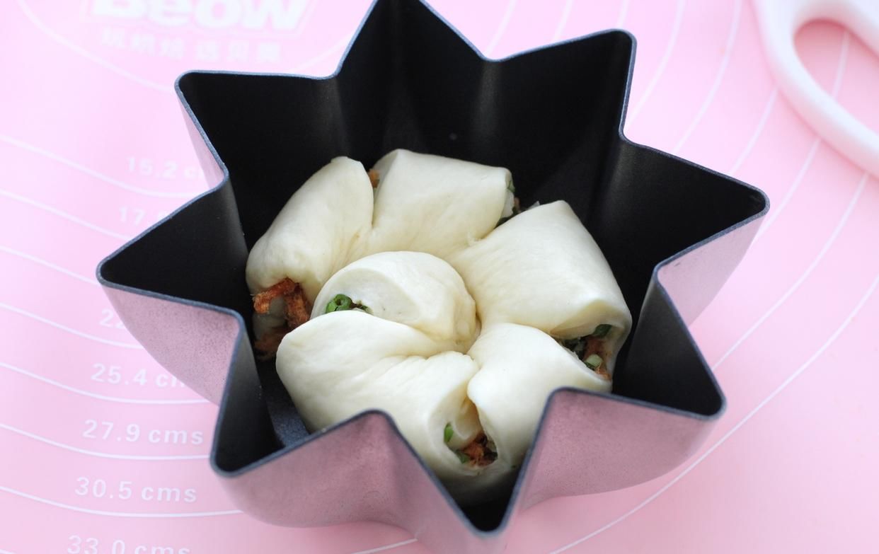 面包|吃腻了甜面包换个口味,加点葱花和肉松,还没出炉就已经香飘满屋