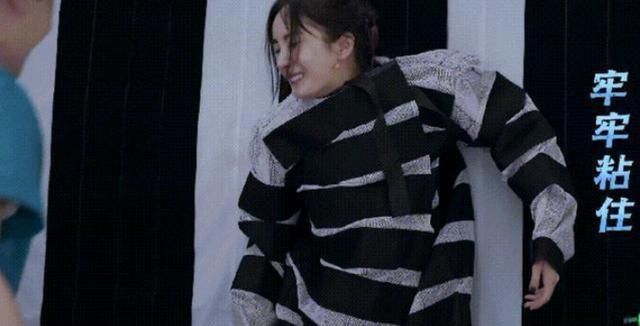  看清|邓伦将杨幂抱起黏在墙上，看清邓伦抱杨幂手放的位置，情商真挺高