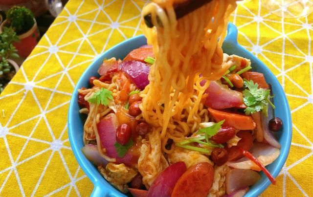  打开方式|我的早餐日记：西红柿鸡蛋炒面的正确打开方式，方便面可以更美味