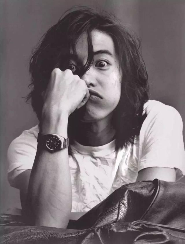  神颜|男神都逃脱不了中年油腻？48岁的他却比18岁时的神颜更让我心动