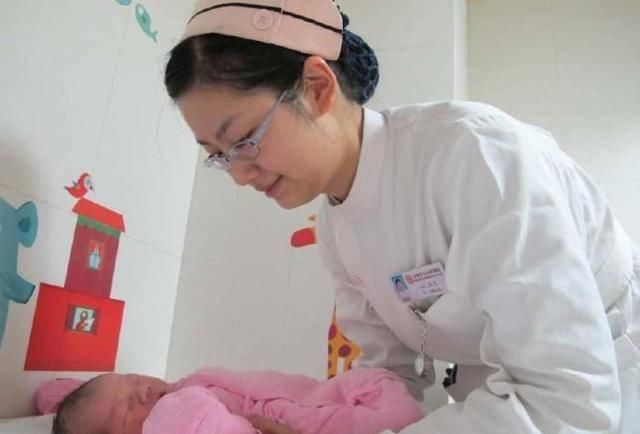  孩子|老婆头胎剖腹产8斤的小王子，出产房后，医生却说这是二胎