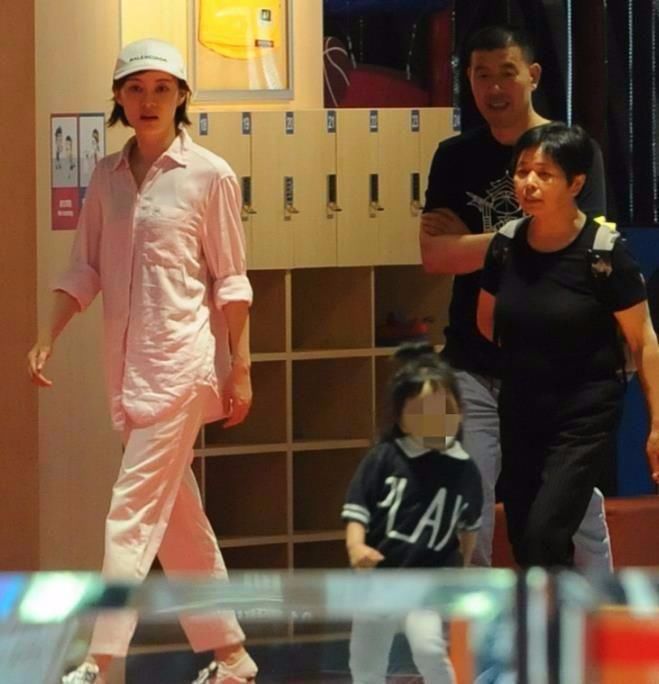 孙俪|孙俪参加书法展，穿休闲衣服搭运动鞋，打扮随意但不影响气质！