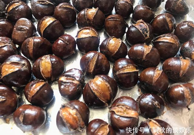 炒栗子|秋天三大宝之糖炒栗子,栗子按照这种方法烤,软糯不苦好剥皮!