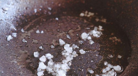  炒出|炒糖色用油还是水? 很多人弄错了, 这就是你炒出苦味的原因