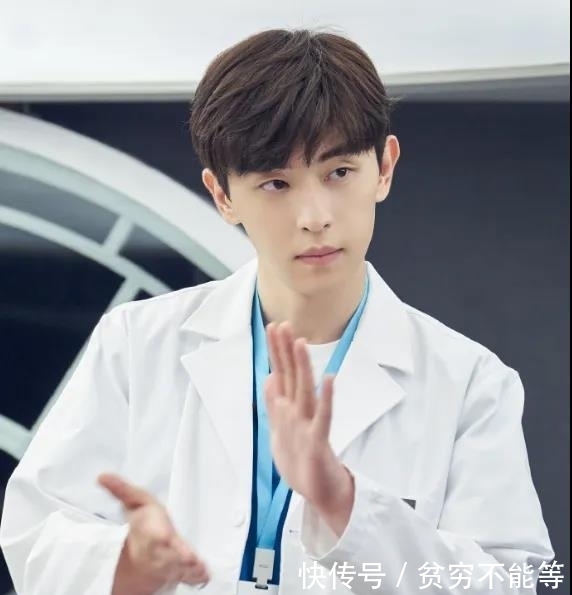 名字|邓伦面对“送命题”,情急之下说出一个名字,伦哥的情商藏不住了