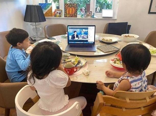  豪门|霍启刚真“自恋”，让三娃在饭桌上看自己上电视，豪门饭桌真简单