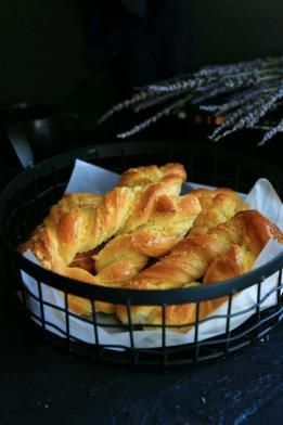  面包|松软香甜值得一试，炼乳椰蓉面包