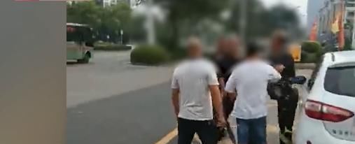 抽出|恐怖！一黑车司机与出租车争抢乘客，后备箱抽出2尺砍刀