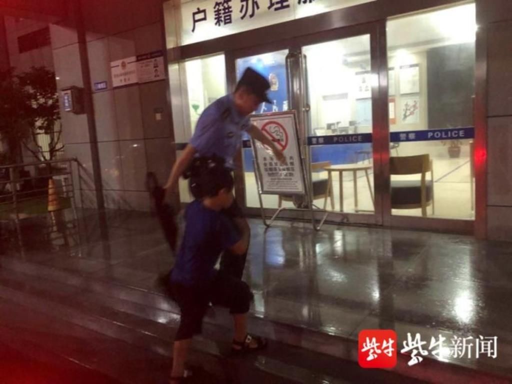 幸亏|这个男子心真大！贪杯雨夜倒路边，7岁儿子被淋透，幸亏民警及时施救父子化险为夷