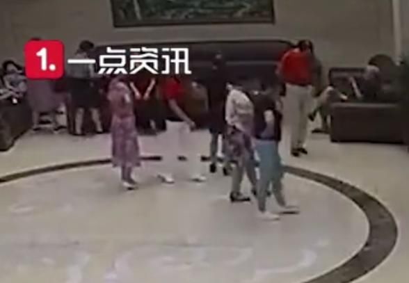 跳舞|大爷大妈霸占酒店大堂跳舞，员工无奈亮“绝招”…