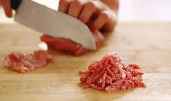  新鲜|炒肉时，什么时候放酱油？做菜10年都不懂，难怪肉质不新鲜