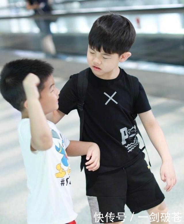  机场|小鱼儿和安吉在机场打架！鱼儿挥拳打安吉，最后被揪住耳朵教训
