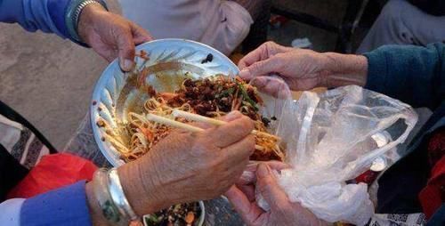 全家|奶奶带5岁孙子参加喜宴,事后全家被拉黑,得知真相妈妈火冒三丈