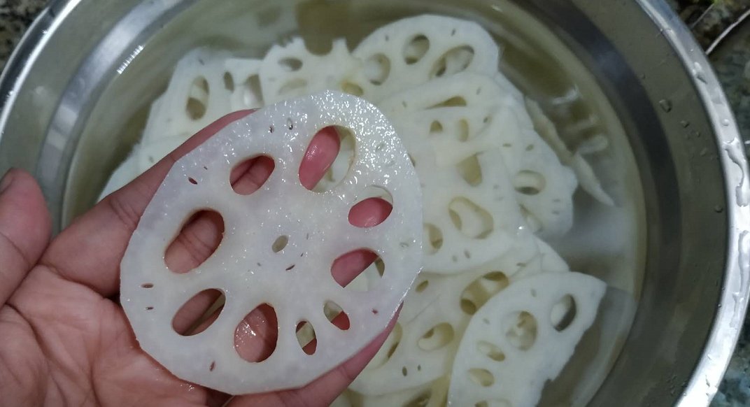  莲藕|藕片一焯水就变黑？快试试这么做，藕片白白净净，脆嫩好吃