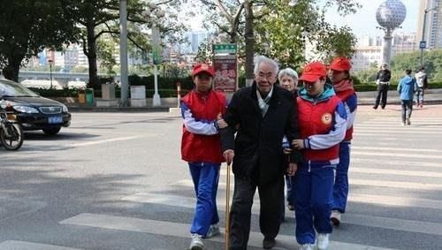 别怕|小学生扶摔倒老人反被讹，孩子委屈大哭，路人：别怕我们替你作证