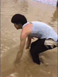 GIF|搞笑GIF:公司发现一漂亮的女工