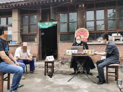 审判团队|八旬老人要离婚，法官在当事人家院子里撑伞“云”开庭