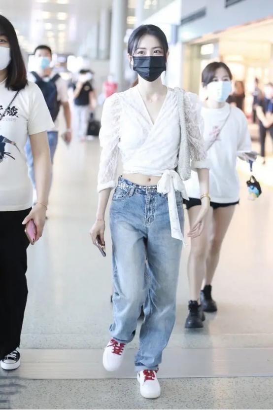  上衣|徐璐真挺瘦，荷叶边上衣配牛仔裤造型“松垮垮”，纤细腰身好吸睛