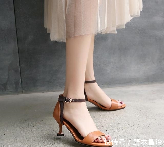 双猫|高跟鞋的跟有讲究,不要太高也不能太矮,那就来双猫跟鞋