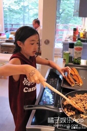  记得|还记得《爸爸去哪儿》的夏天吗？她现在长这样