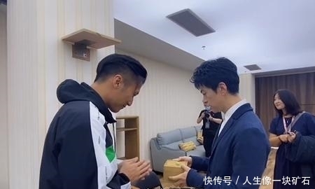 尊重|李健站他站,李健坐他才坐!40岁谢霆锋节目后台谦逊有礼尊重人