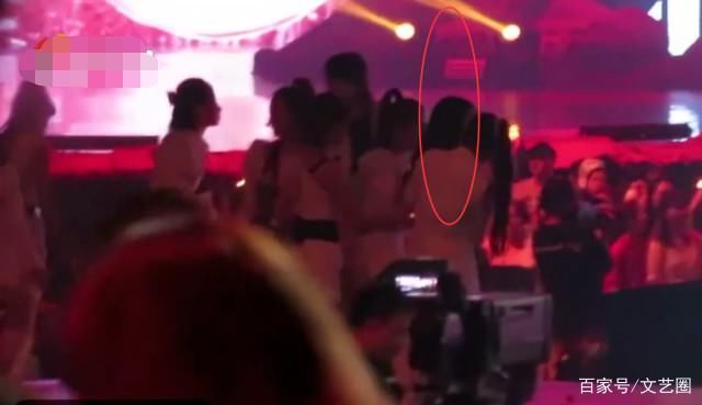  芒果|王霏霏芒果夜下楼梯摔跟头，站起来坚持表演，事后回应未伤筋动骨