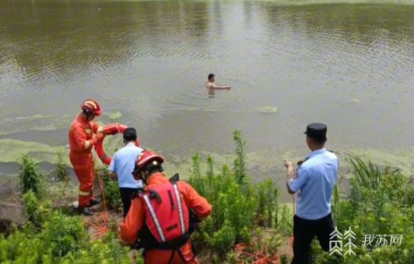 男子下网捕鱼结果被缠住 连云港消防抛绳紧急救援