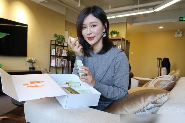  摆地摊|17岁中戏爱上穷小子，裸婚后为生活摆地摊，今因《三十而已》翻红