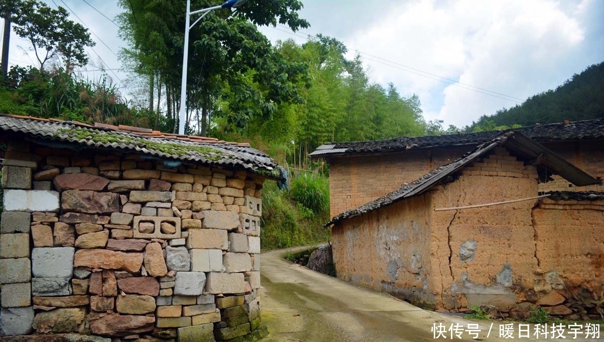 为啥|70岁大爷住山村瓦屋，邻居都已搬走，看他为啥不愿离开