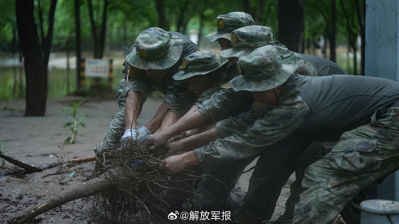 灾后重建，子弟兵在行动