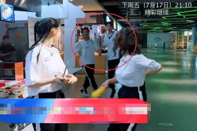  嘉宾|《奔跑吧》郭麒麟要撕女嘉宾名牌，有谁注意蔡徐坤的反应？教养装不出来