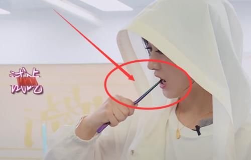  嘴里|林大厨试菜用的夹子，赵丽颖洗都不洗直接塞嘴里，不懂得避嫌吗？