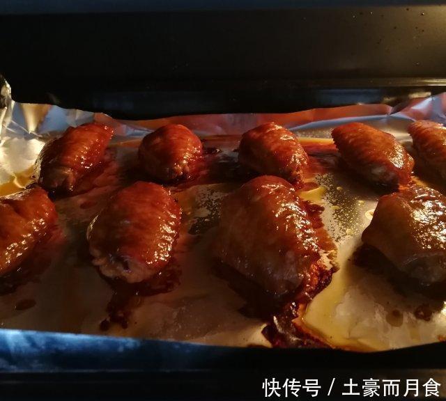  微甜|火鸡酱烤鸡翅中，色泽酱红，咸辣中带着微甜