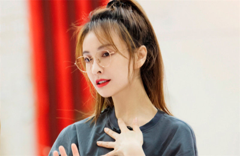  乘风破浪|《乘风破浪》姐妹战争升级，为什么多位女艺人皆忍受不了蓝盈莹？