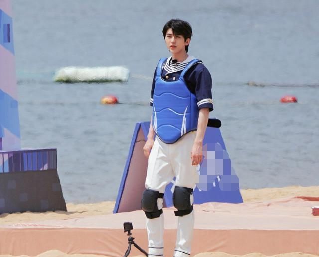  小姐姐|追星女孩太有正能量了！《奔跑吧》录制结束，蔡徐坤粉丝帮忙打扫