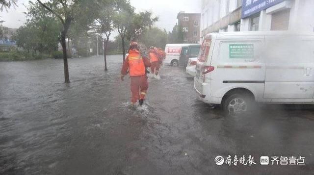  齐鲁晚报|突降大雨老人被困桥下！龙口消防膝盖深水中蹚行紧急救援