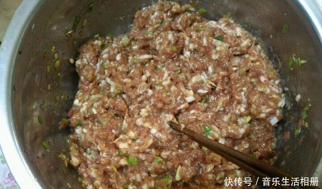 保证|调猪肉白菜馅料,牢记3放2不放,保证馅料鲜美多汁,好吃更入味