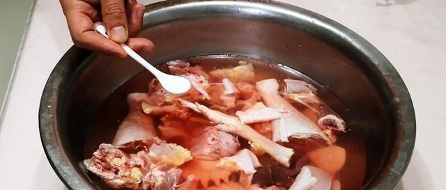  鸡肉|炖鸡时先焯水，还是直接炖，都不对！教你正确做法，肉不柴汤更鲜