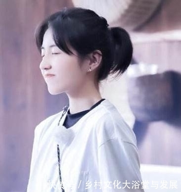  向往|《向往的生活》张子枫蜂蜜拍摄技术由吐槽制作，网友却称其可爱