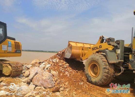  现场|实拍鄱阳湖决口封堵现场，目前正全力向前推进