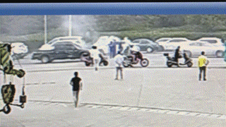  小车|加油站附近小车冒白烟，紧要关头……