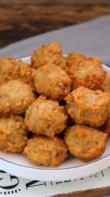 好吃|1斤猪肉,1节莲藕,教你正宗炸莲藕丸子的做法,又香又酥脆,好吃