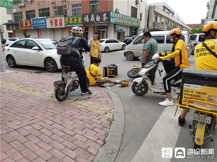 大街|东营区广胜大街外卖骑手与轿车相撞