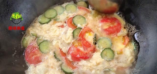  试试|黄瓜别凉拌了，试试这做法，淋入2个鸡蛋，营养又鲜嫩，太美味了