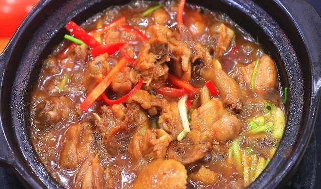  饭店|炖鸡时，有人焯水、有人直接炖？教你饭店的1招，鸡肉更香更有味