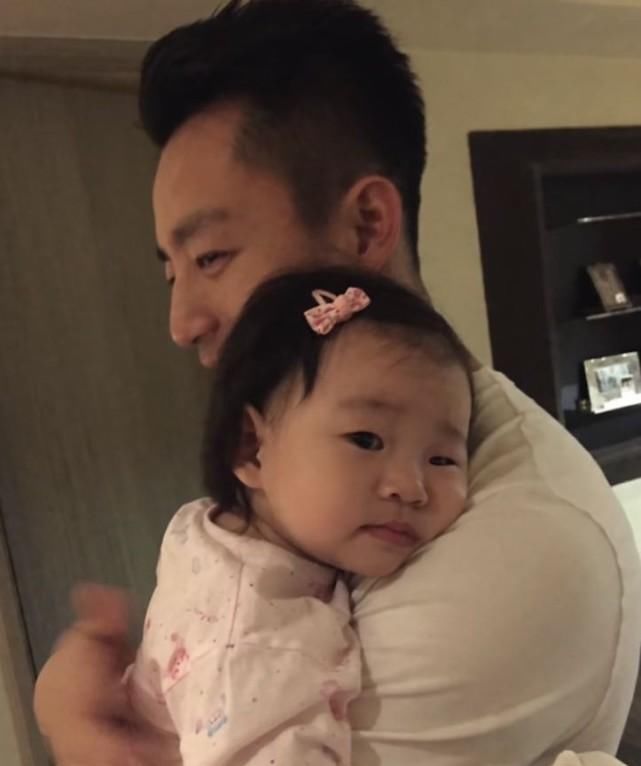  闻到|大S吐槽汪小菲, 很爱女儿但闻到屎味, 会把孩子塞给旁人甚至路人