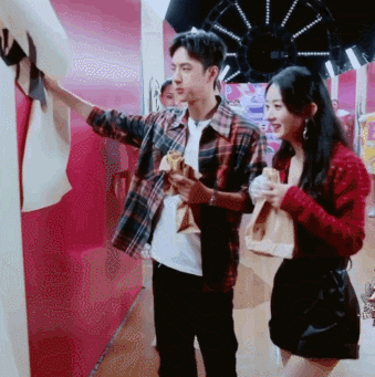  照顾|“允翡”合体互拆台，王一博与赵丽颖有分歧没反驳，绅士照顾太甜